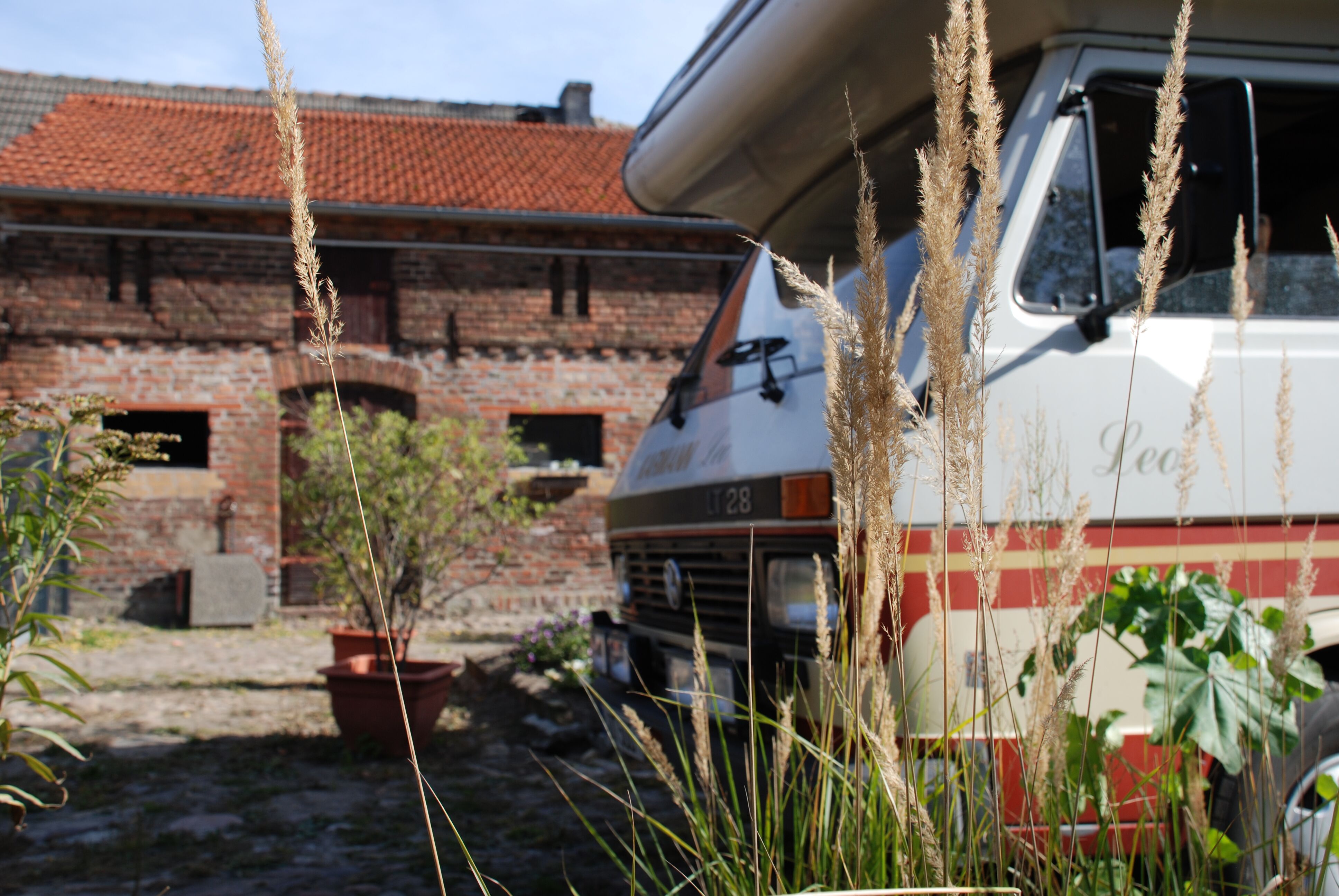 Bulli auf einem Hof / © Landvergnügen