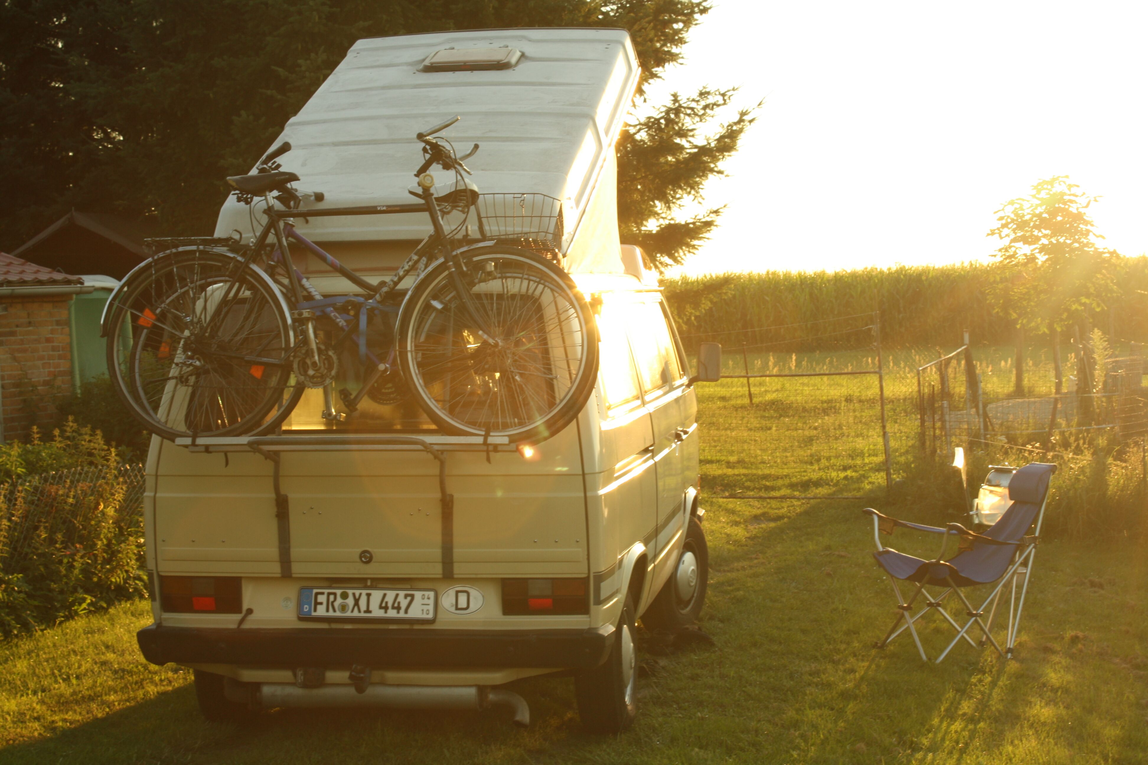 Bulli auf Wiese / © Landvergnügen